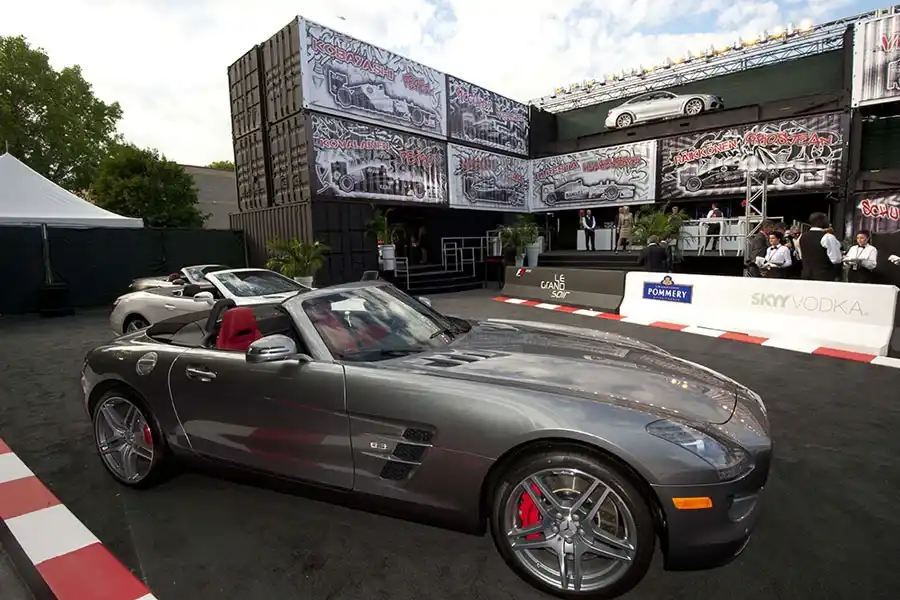 F1 Montréal conteneurs maritimes placé pour l'évènement. Murs de conteneurs devant une voiture