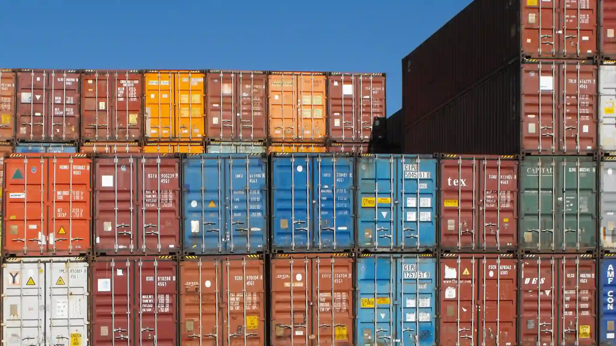 Empilement de conteneurs maritimes d’occasion, divers coloris