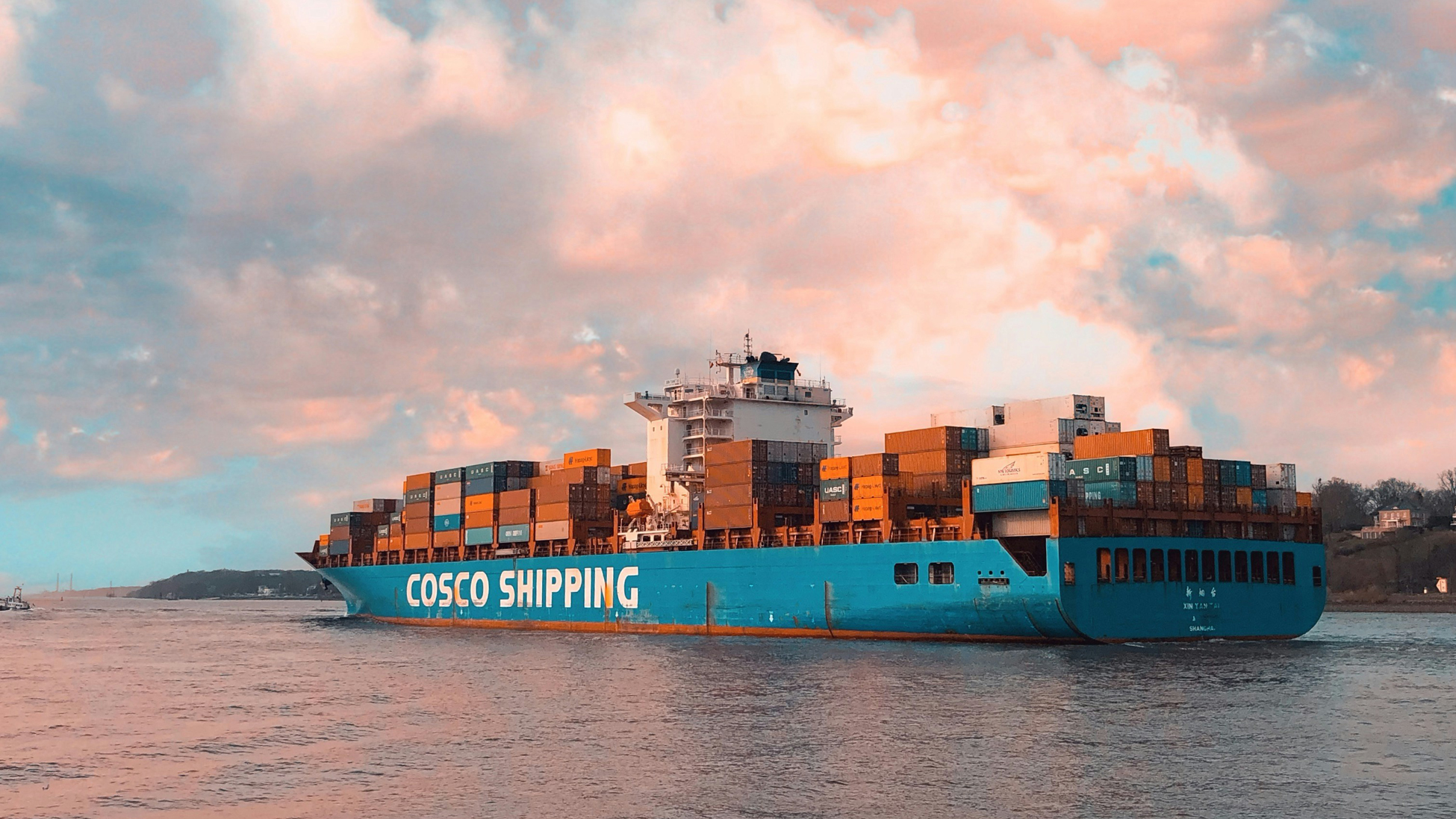 Navire porte-conteneurs transportant des unités maritimes à travers l’océan – logistique internationale ATS Containers.