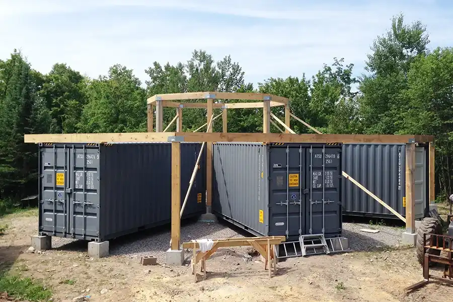 Charpente intérieure en bois pour la transformation d'un conteneur maritime en cabine.