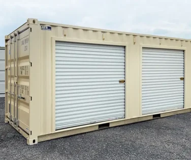 Conteneur maritime avec porte roulante en acier montée sur le côté, idéal pour un accès facile et un entreposage sécurisé sur place.