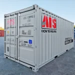 Angle trois-quarts montrant le côté et l’arrière (portes) d’un conteneur de location de 20 pi