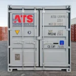 Vue arrière d’un conteneur maritime de location de 20 pi, portes standard fermées