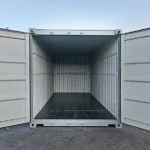Vue arrière portes ouvertes montrant l’intérieur propre d’un conteneur de location de 20 pi