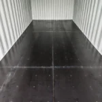 Gros plan intérieur des parois ondulées et du plancher d’un conteneur de 20 pi