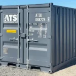 Angle trois-quarts montrant le côté et l’arrière (portes) d’un mini conteneur neuf de 8 pi