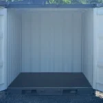 Vue arrière portes ouvertes montrant l’intérieur propre d’un mini conteneur à vendre de 8 pi