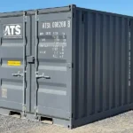 Angle trois-quarts montrant le côté et l’arrière (portes) d’un mini conteneur neuf de 9 pi