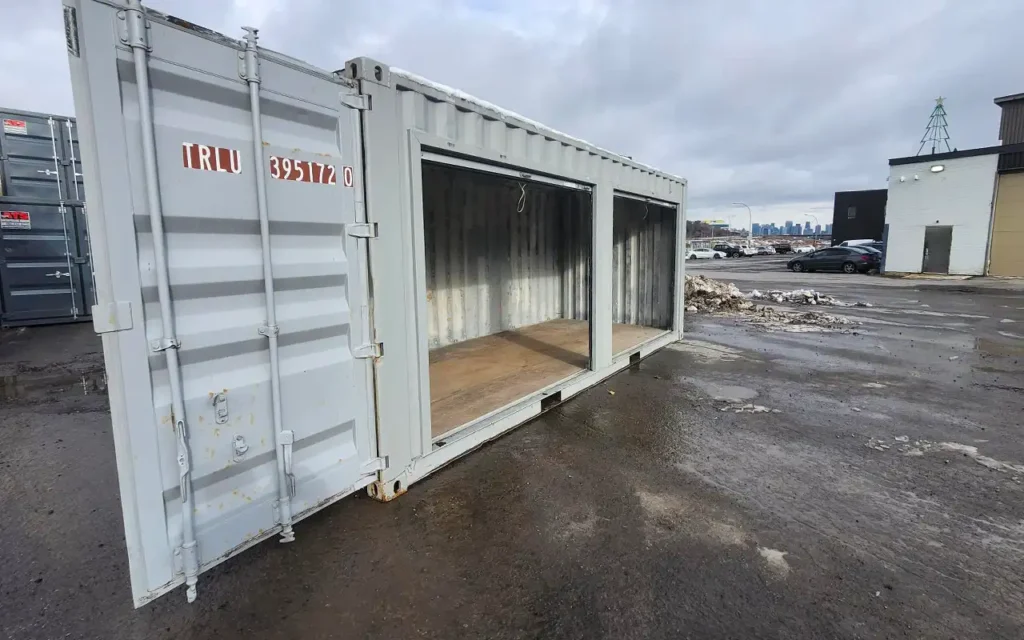Vue latérale du conteneur usagé 20 pieds avec deux portes roulantes