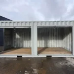 Ouverture intérieure d’une porte roulante sur conteneur d’entreposage 20 pieds