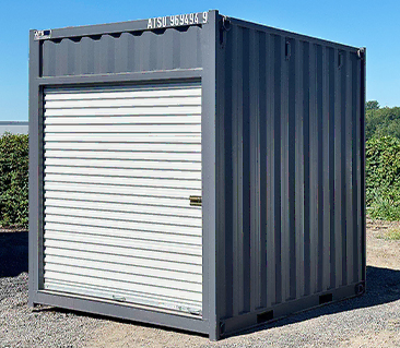 Conteneurs maritimes modifiés à vendre chez Conteneurs ATS — projets sur mesure avec options comme porte roulante, accès latéral, isolation et étagères.