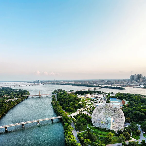 Vue aérienne des quartiers de banlieue et des infrastructures du Grand Montréal