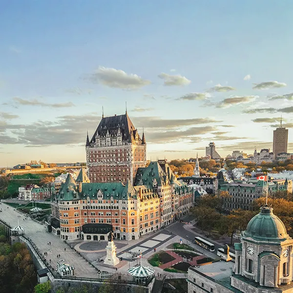 Bâtiments historiques et ambiance urbaine dans le centre du Vieux-Québec