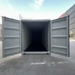 Intérieur d'un conteneur 40 pi High Cube mettant en valeur le plancher robuste en contreplaqué de qualité marine.