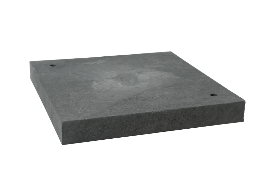 Vue en angle d'un bloc de nivellement résistant aux intempéries pour conteneur maritime, posé sur une surface plane.