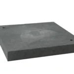 Vue en angle d'un bloc de nivellement résistant aux intempéries pour conteneur maritime, posé sur une surface plane.