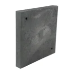 Vue de haut d'une cale de nivellement noire robuste pour conteneur maritime, avec trous d'alignement intégrés.