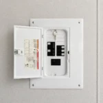 Système électrique avec entrée 240 V et panneau de 100 ampères dans un conteneur Job Box