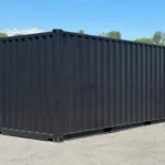 Vue arrière d’un conteneur noir neuf de 20 pi