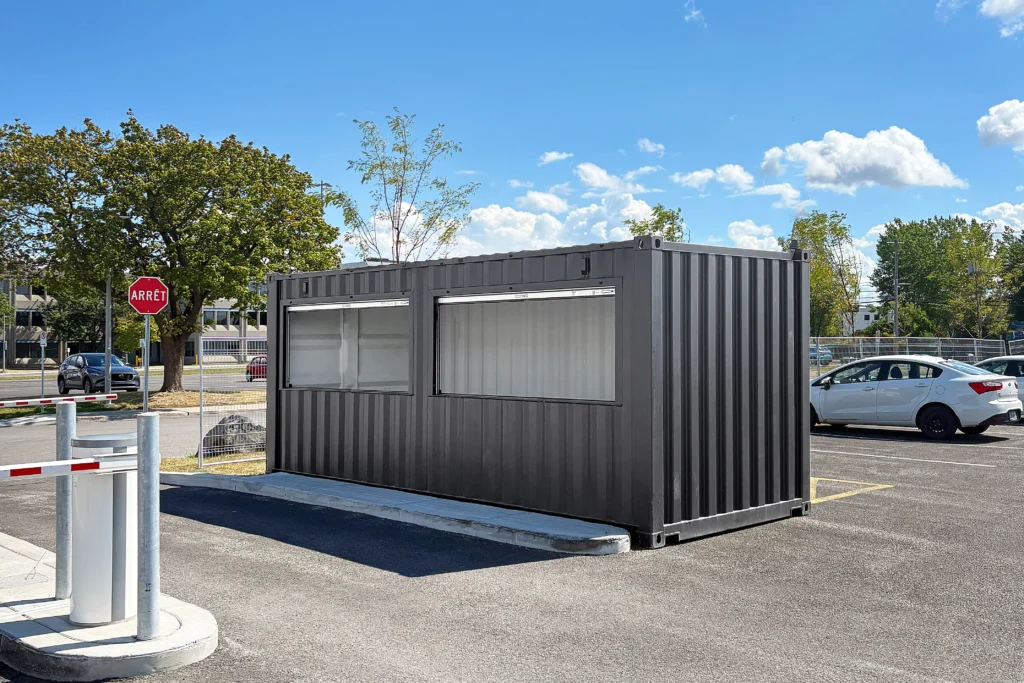 Conteneur kiosque de 20 pi avec grande ouverture latérale et plateforme en béton pour le service à la clientèle