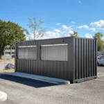 Conteneur kiosque de 20 pi avec grande ouverture latérale et plateforme en béton pour le service à la clientèle