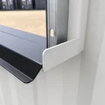 Gros plan de la tablette de service noire et du détail du comptoir intérieur d’une fenêtre de conteneur kiosque