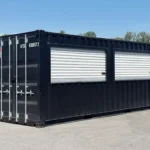 Conteneur maritime kiosque noir de 20 pi avec deux fenêtres de service ouvertes sur le côté sous un ciel bleu