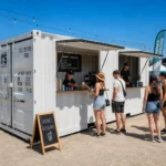 Kiosque en conteneur maritime de 20 pi utilisé comme comptoir de service lors d’un festival extérieur au Canada