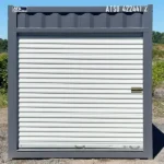 Vue de face d'un conteneur de 10 pi avec porte à enroulement