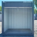 Vue intérieure d’un conteneur de 10 pi avec porte à enroulement avec la porte ouvert