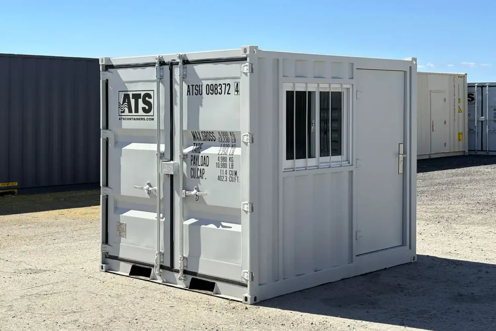 Conteneur bureau de 9 pi ATS blanc avec porte d’entrée et fenêtre sécurisée