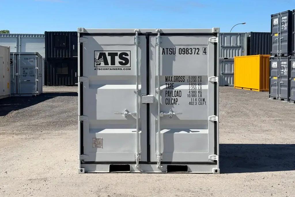 Vue de face du conteneur bureau de 9 pi ATS avec portes cargo et logo ATS