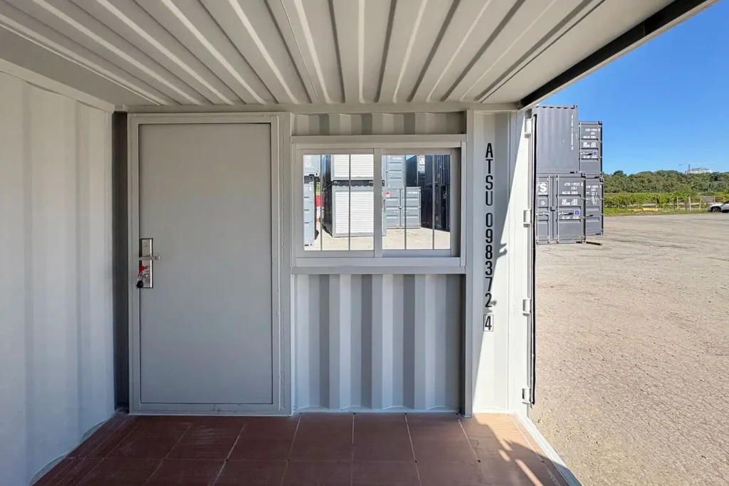 Vue intérieure du conteneur bureau de 9 pi avec porte d’entrée et fenêtre coulissante