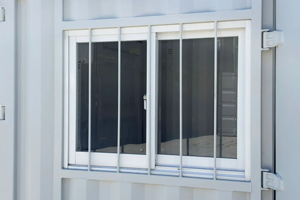 Fenêtre coulissante avec barreaux de sécurité du conteneur bureau de 9 pi ATS
